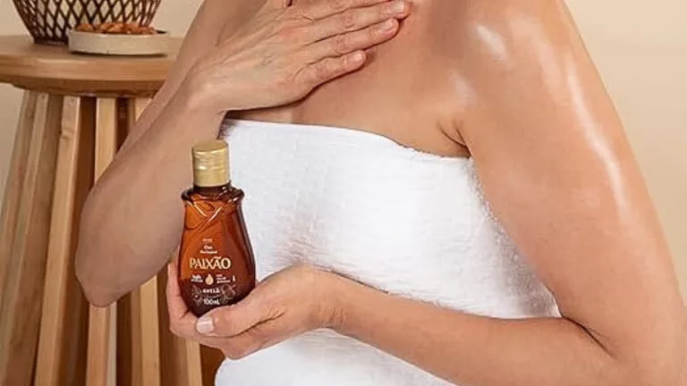 Esse óleo corporal de farmácia custa pouco e entrega tudo para deixar sua pele macia e perfumada