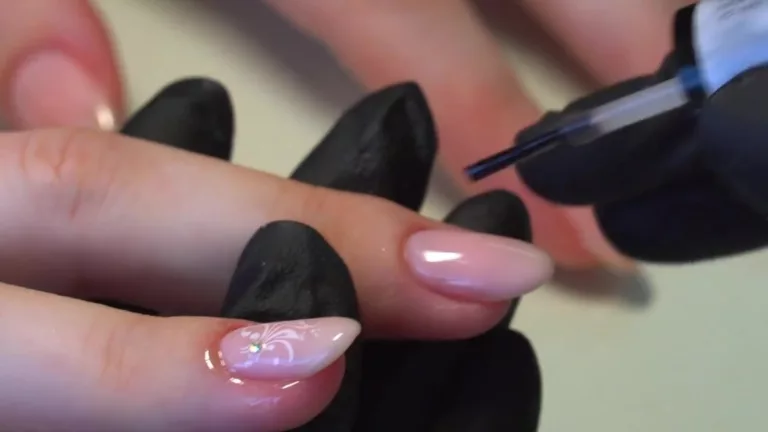 Unhas delicadas e modernas: as 3 cores queridinhas do inverno