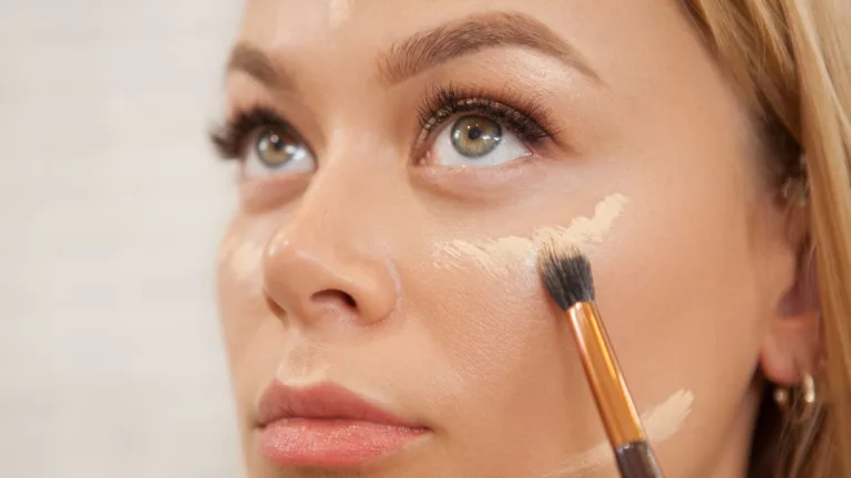 Efeito lifting com corretivo: tutorial para levantar o olhar