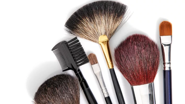 Pincel fofo, achatado ou chanfrado: qual escolher para cada etapa da maquiagem?