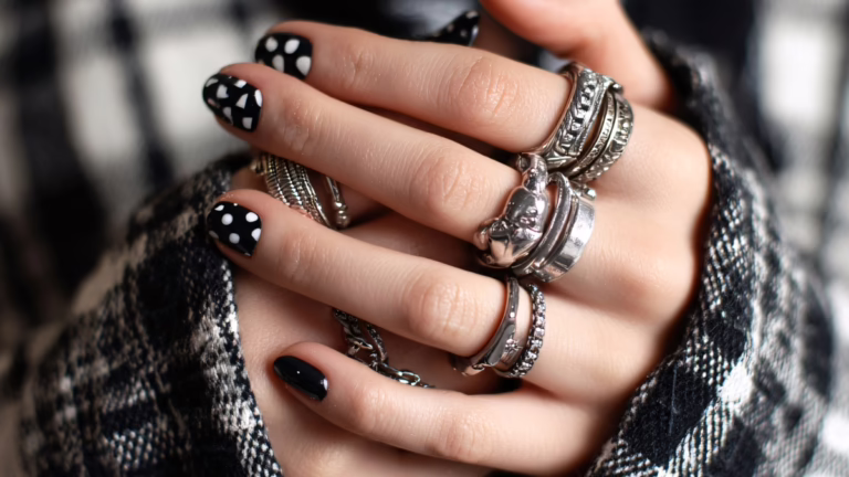 Unhas com estampa poá ganham versão delicada e moderna em 2026