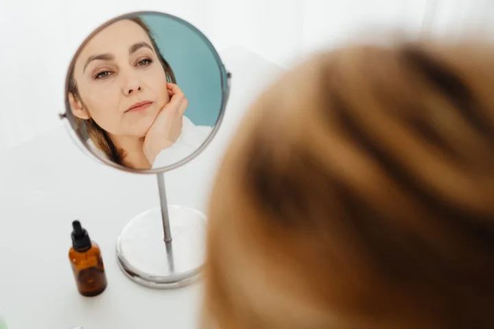 Como adotar maquiagem monocromática sem deixar o visual artificial e com resultado sofisticado