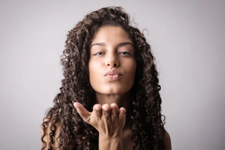 Como escolher o creme para pentear ideal para o seu tipo de cabelo sem complicar a rotina