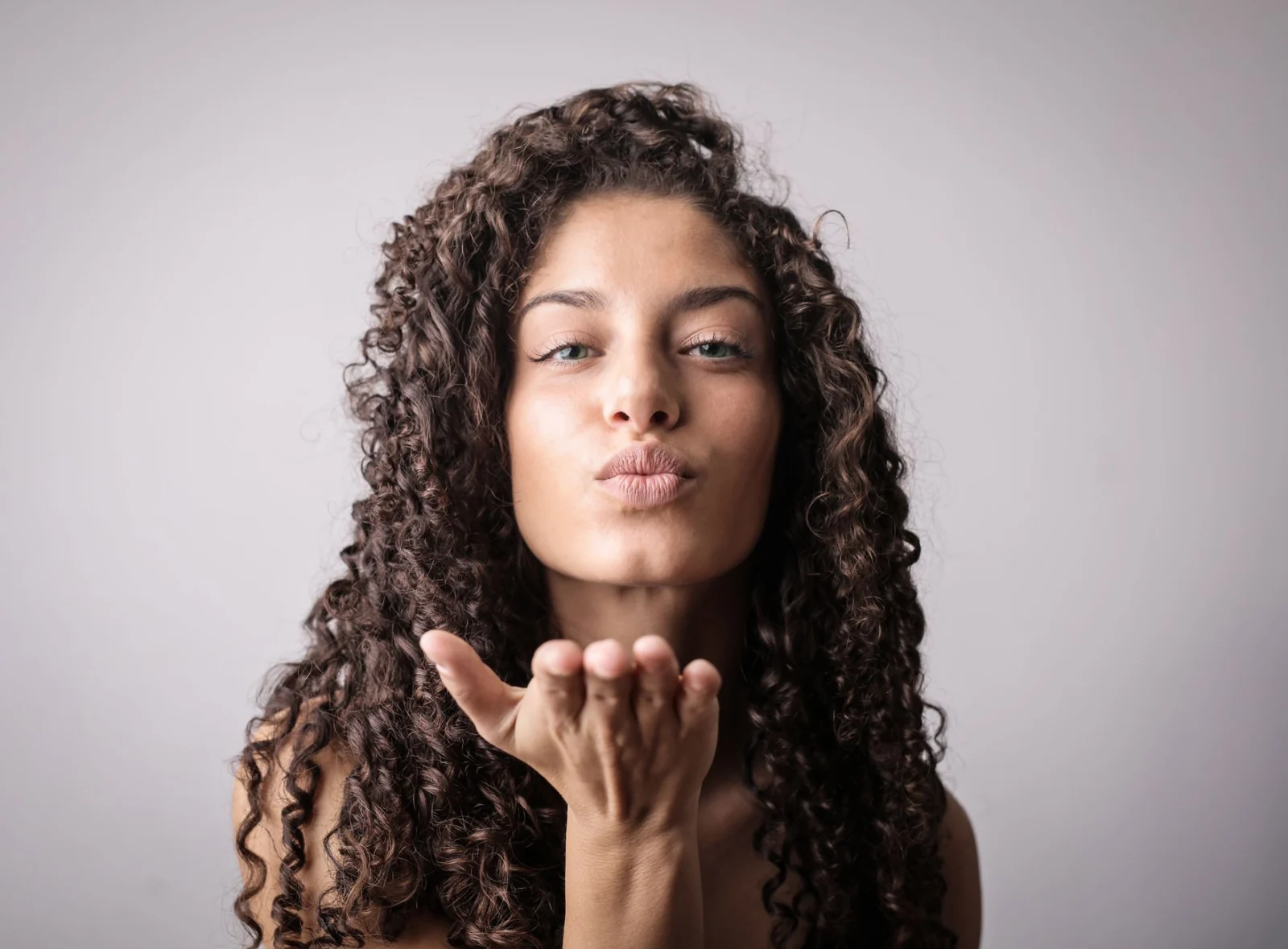 Como escolher o creme para pentear ideal para o seu tipo de cabelo sem complicar a rotina