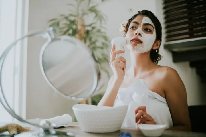 Como escolher o esfoliante facial ideal sem complicar sua rotina diária de cuidados