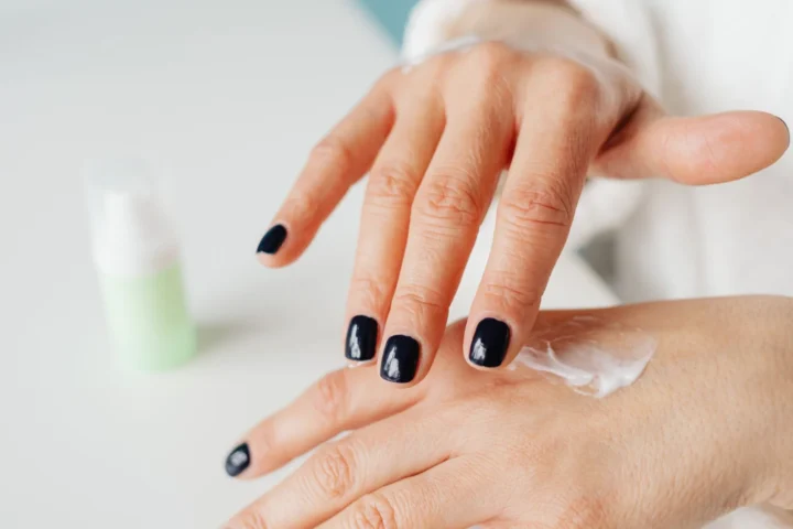 Como escolher o esmalte cintilante ideal para sua rotina de beleza sem perder tempo