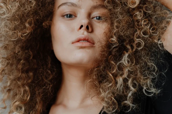 Como escolher o gel para cabelos que facilita a rotina de beleza sem perder efeito
