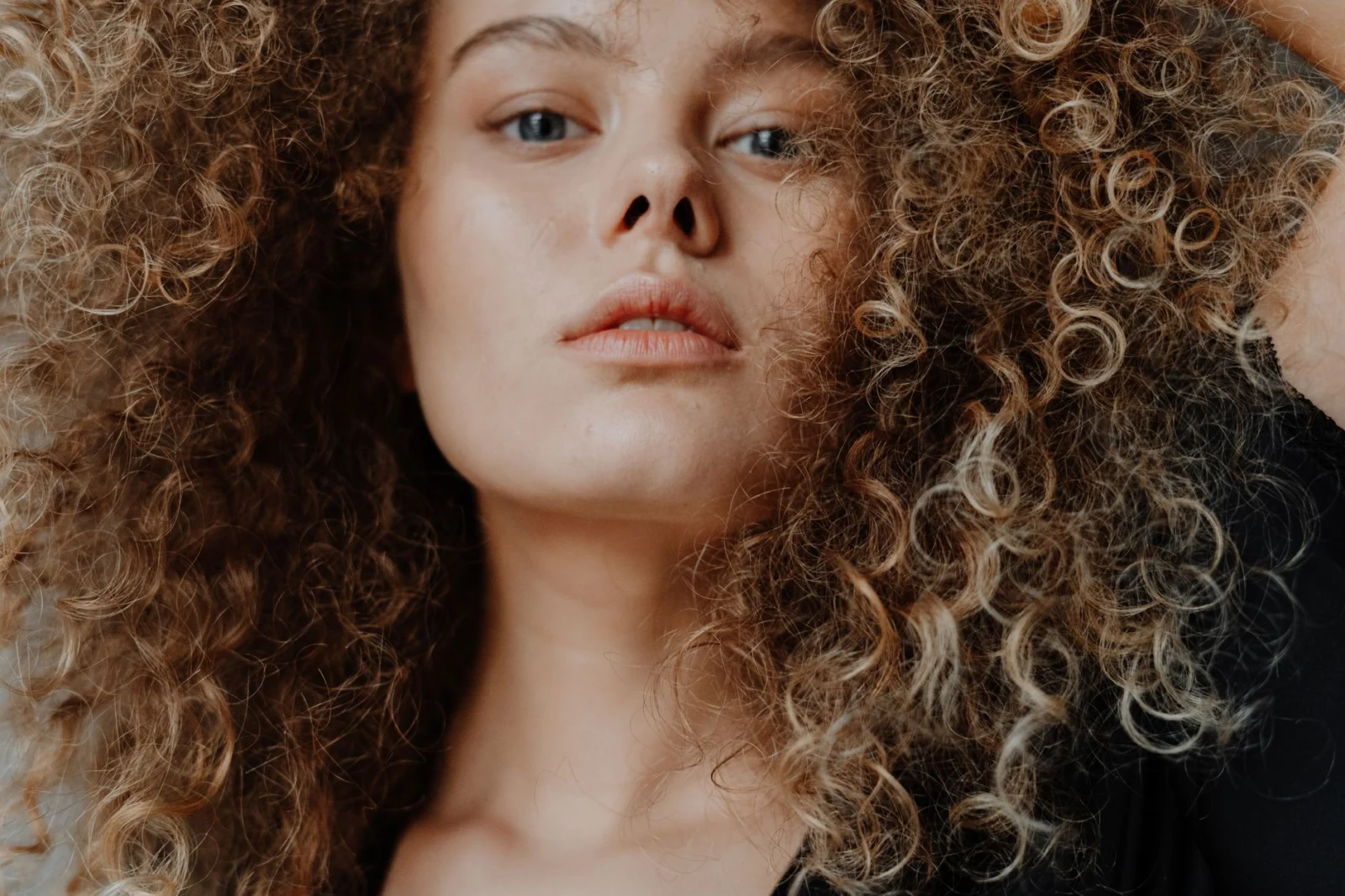 Como escolher o gel para cabelos que facilita a rotina de beleza sem perder efeito