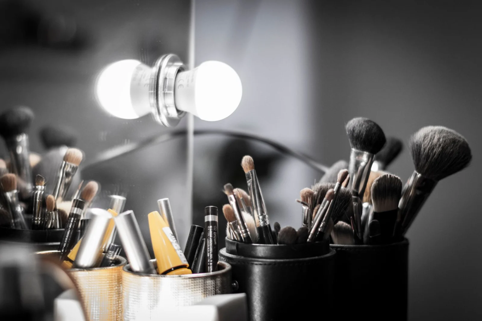 Como escolher o lápis de olho ideal para simplificar sua rotina de beleza diária