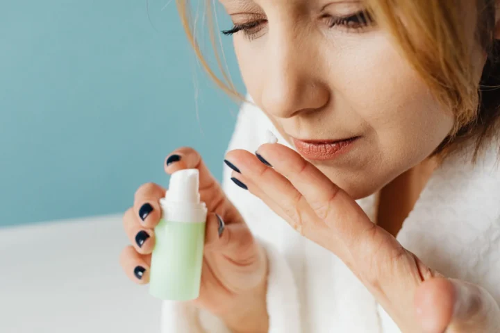 Como escolher o melhor creme para a área dos olhos sem complicar sua rotina de beleza