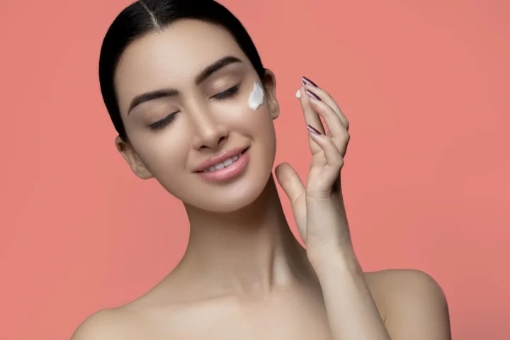Como escolher o óleo de limpeza facial ideal para simplificar sua rotina de beleza diária