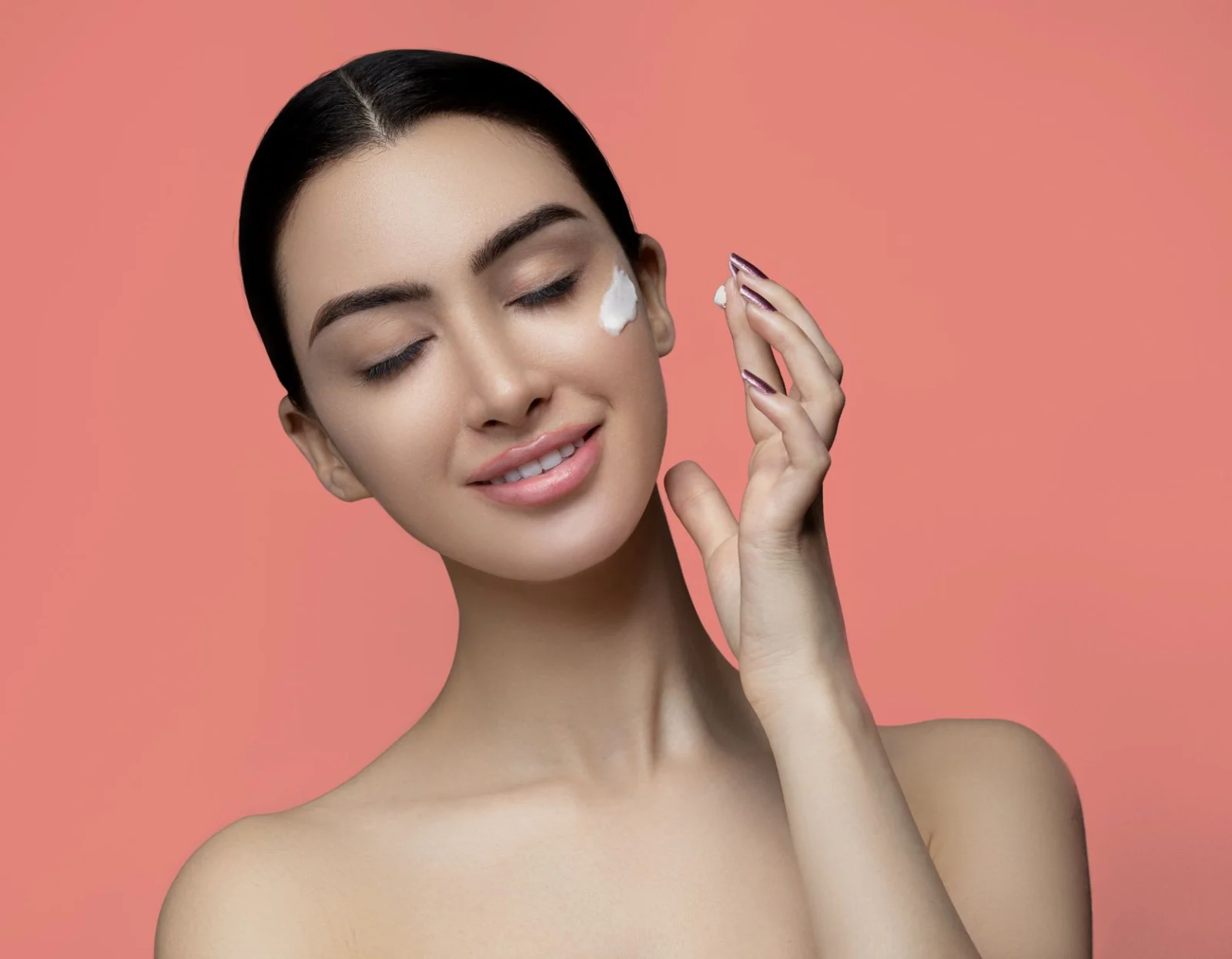 Como escolher o óleo de limpeza facial ideal para simplificar sua rotina de beleza diária