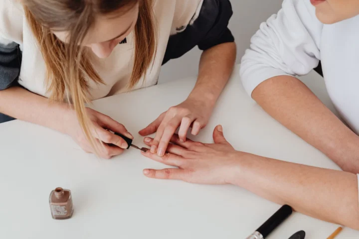 Como escolher o óleo secante ideal para unhas sem complicar a sua rotina de beleza