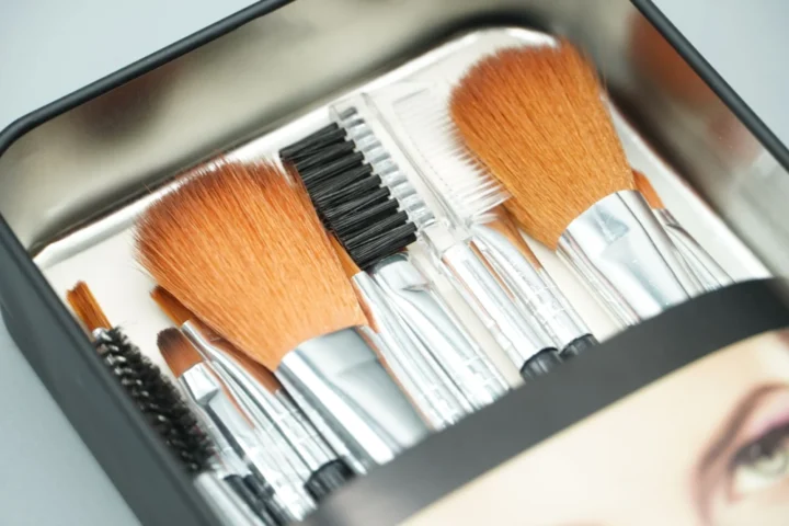 Como escolher o pó compacto ideal para simplificar sua rotina de beleza e acabamento perfeito