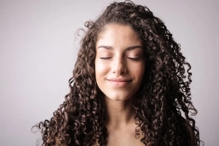 Como escolher o sérum capilar ideal sem complicar sua rotina de beleza diária