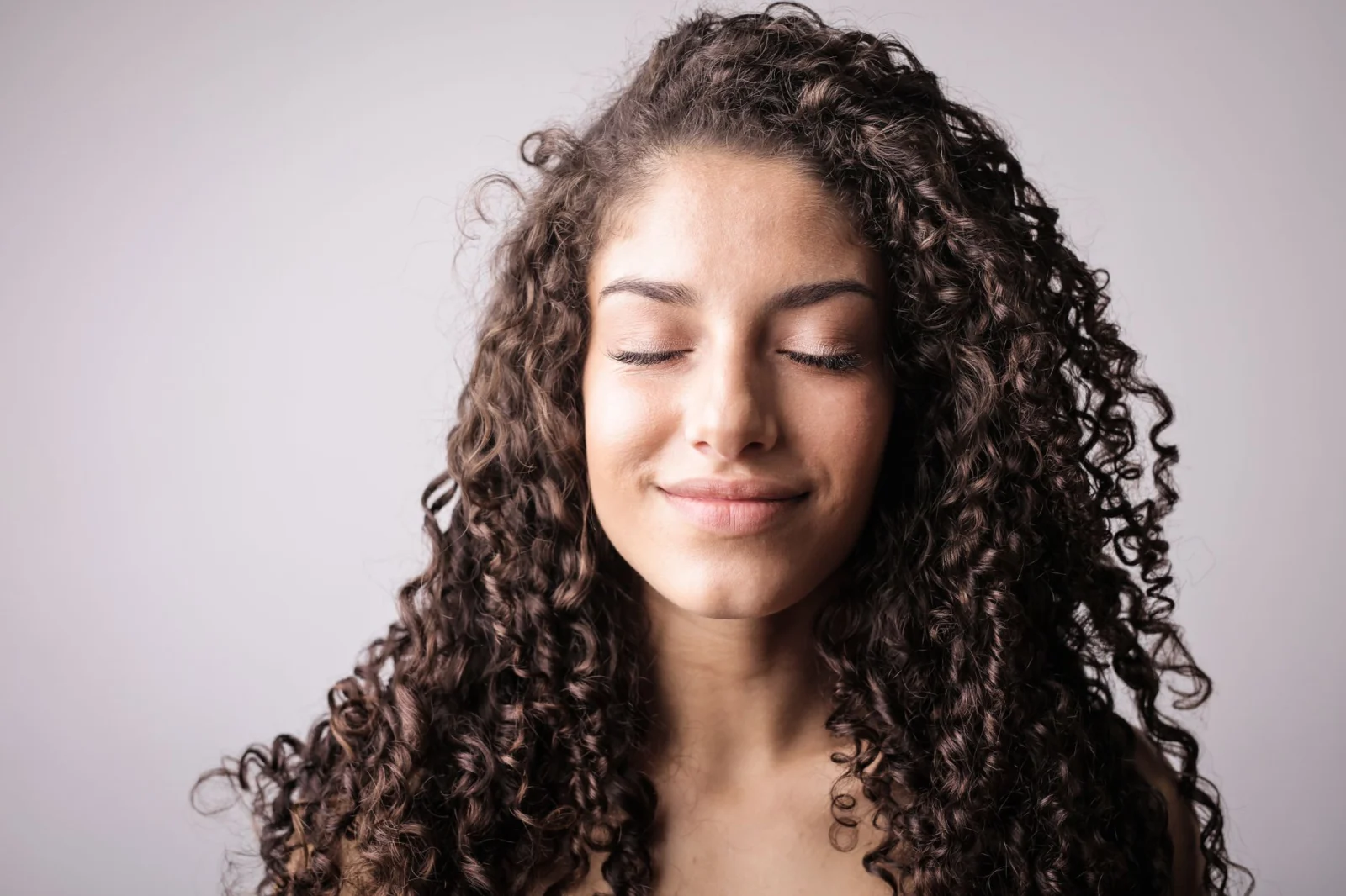 Como escolher o sérum capilar ideal sem complicar sua rotina de beleza diária
