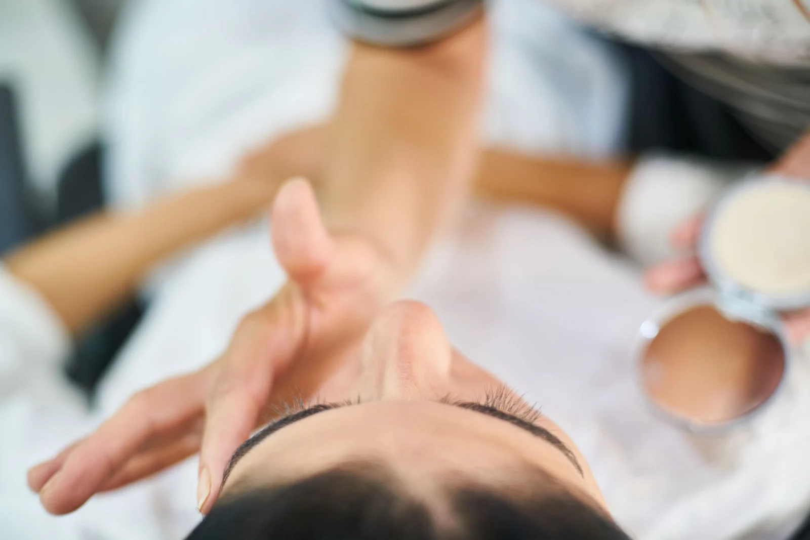 Como escolher o top coat ideal para simplificar sua rotina de unhas sem perder acabamento profissional