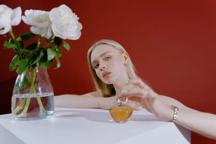 Como escolher um perfume floral que combine com seu estilo e personalidade no dia a dia