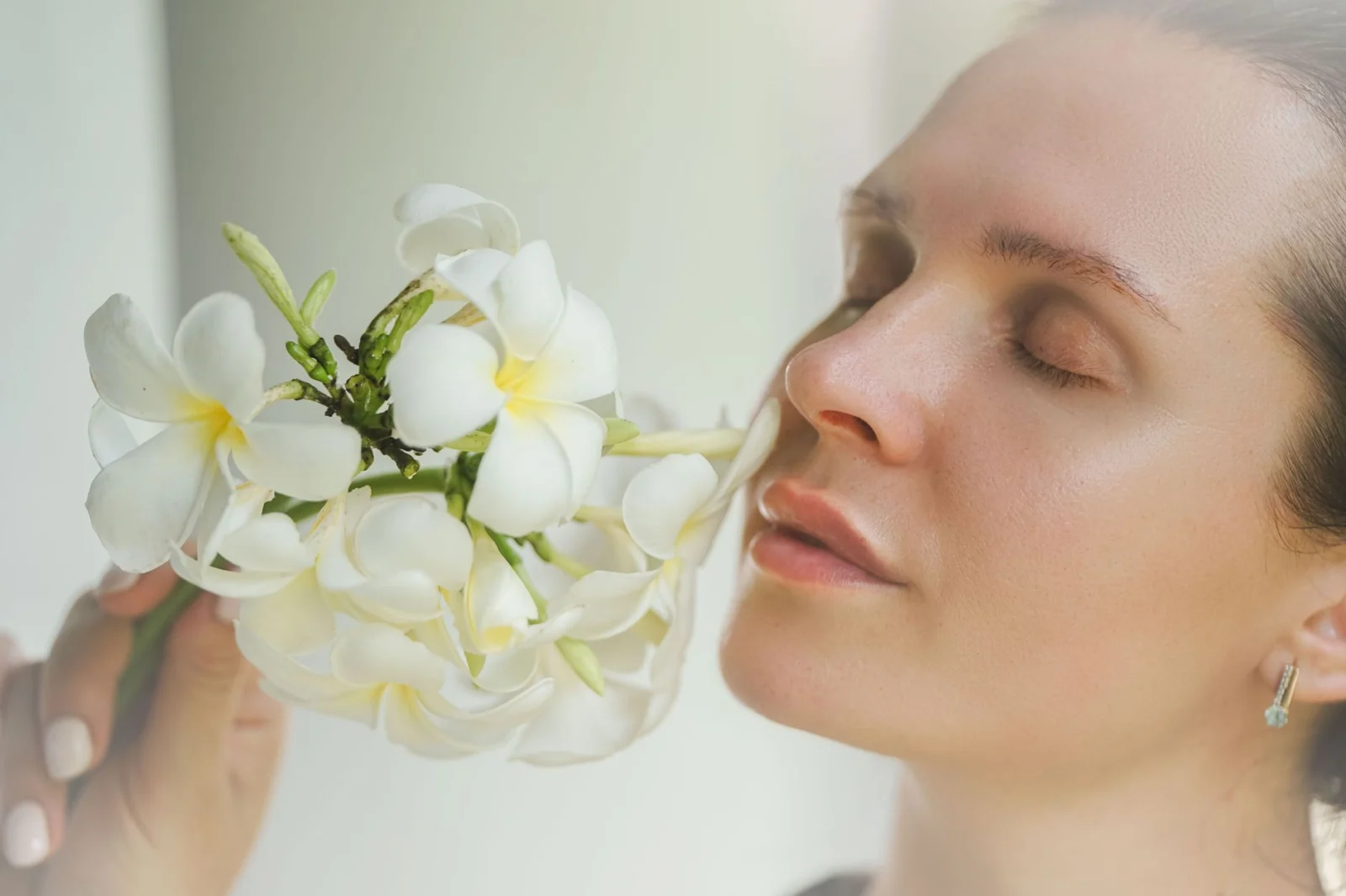 Como escolher um perfume intenso que combine com seu dia a dia e simplifique sua rotina de beleza