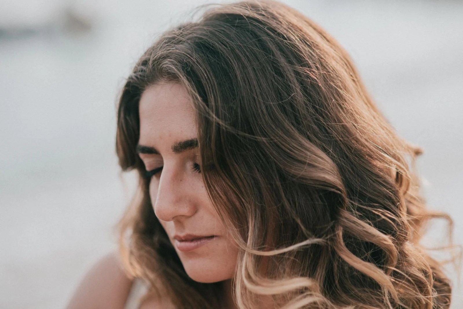Por que um shampoo hidratante não age da mesma forma em todos os tipos de cabelo